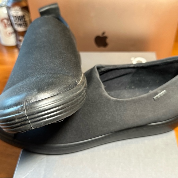 WOMEN’S ECCO ‘sneaker shoe’ Size 41 euro (10 US) Wide width. NEVER WORN
$20 - Picture 7 of 8